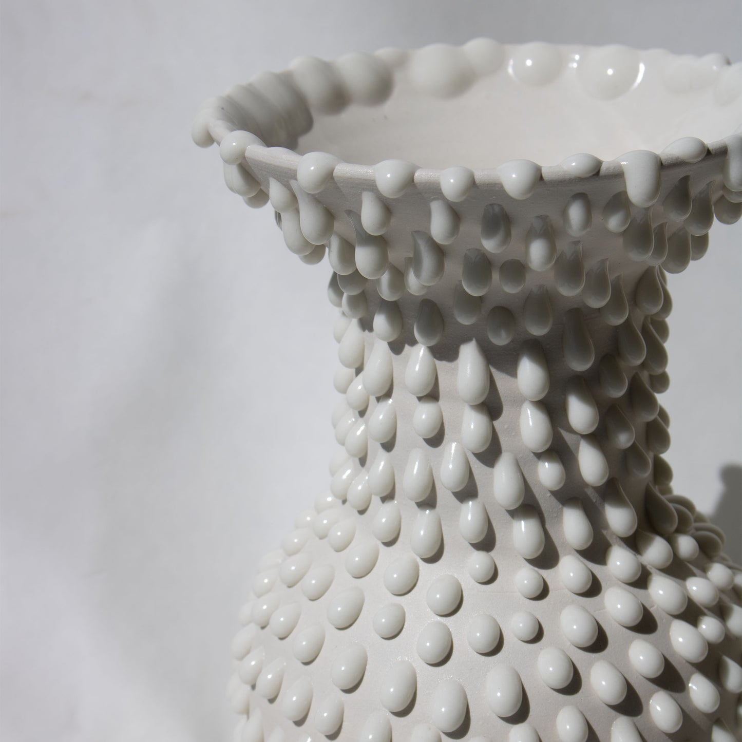 AntiqueWhite Silhouette Vase  | 2025 Edition